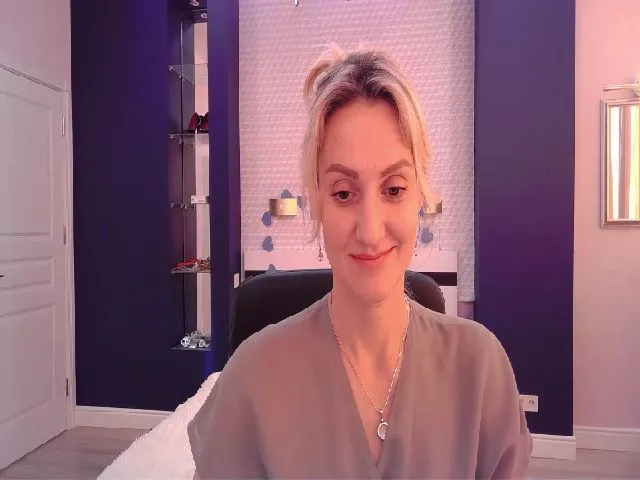 Live sex webcam photo for KatieHills #273910621