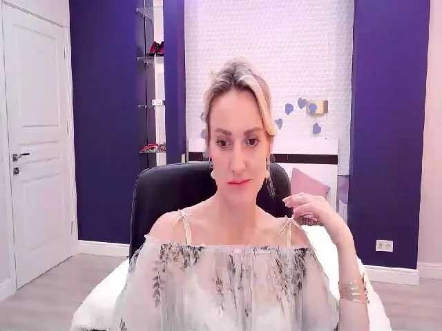 Live sex webcam photo for KatieHills #273930394