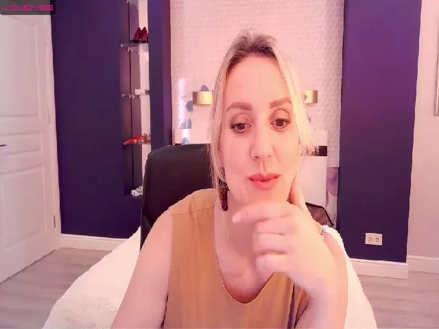 Live sex webcam photo for KatieHills #274021903