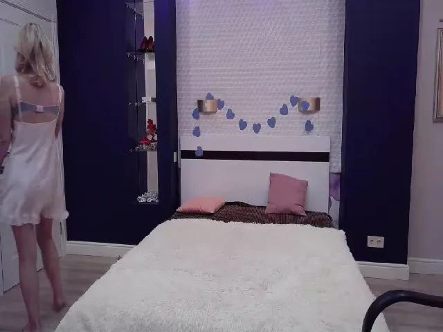 Live sex webcam photo for KatieHills #274044454