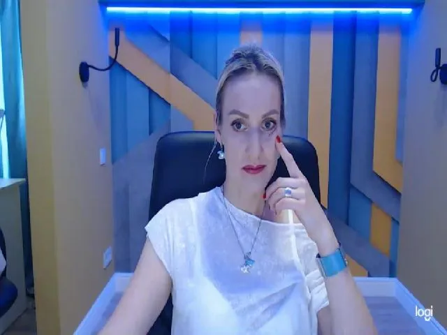 Live sex webcam photo for KatieHills #274053924