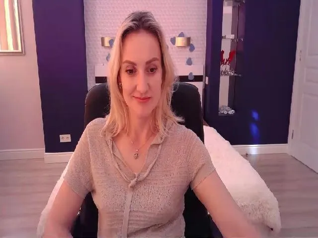 Live sex webcam photo for KatieHills #274095130