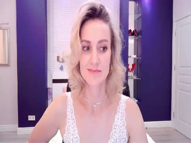 Live sex webcam photo for KatieHills #274219225