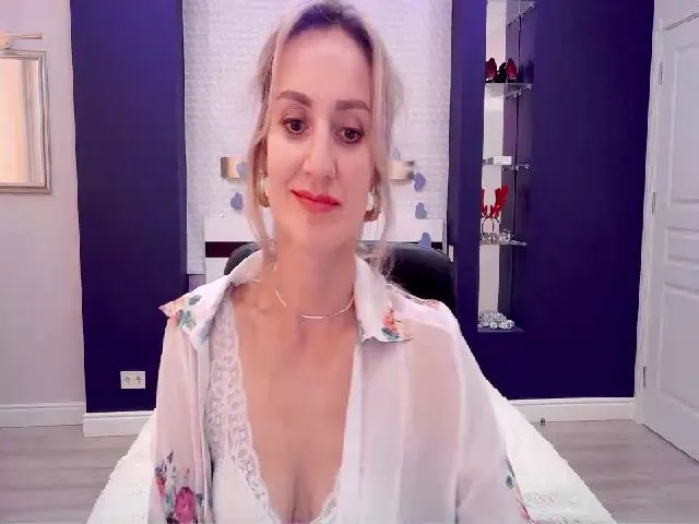Live sex webcam photo for KatieHills #274219581