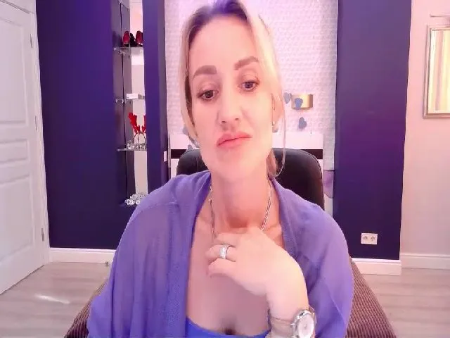 Live sex webcam photo for KatieHills #274238880