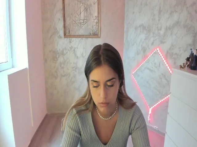 Live sex webcam photo for KaylaTT #275018828