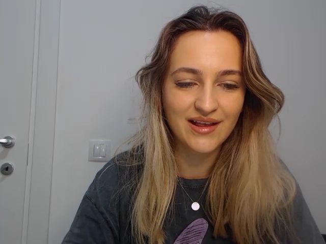 Live sex webcam photo for Kdee0 #272038900