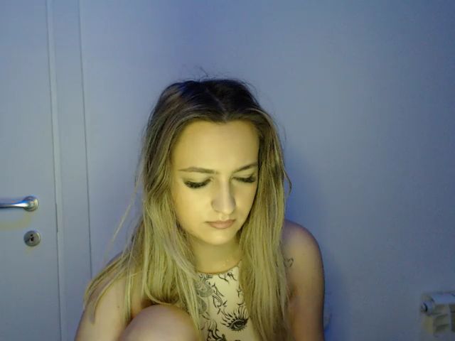 Live sex webcam photo for Kdee0 #272185067