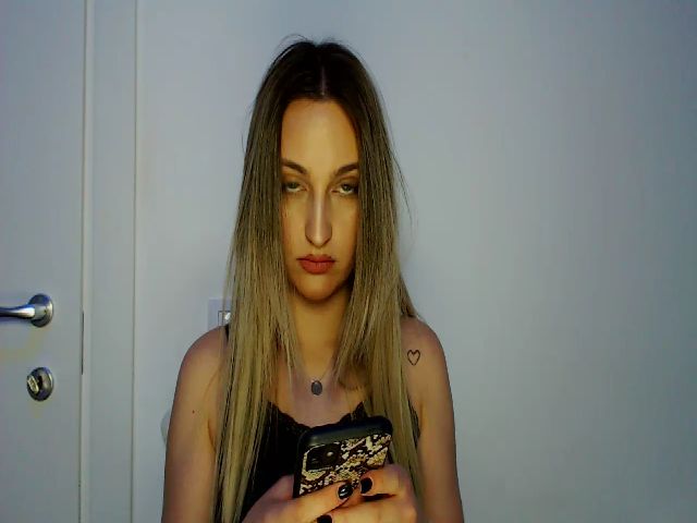 Live sex webcam photo for Kdee0 #272879775