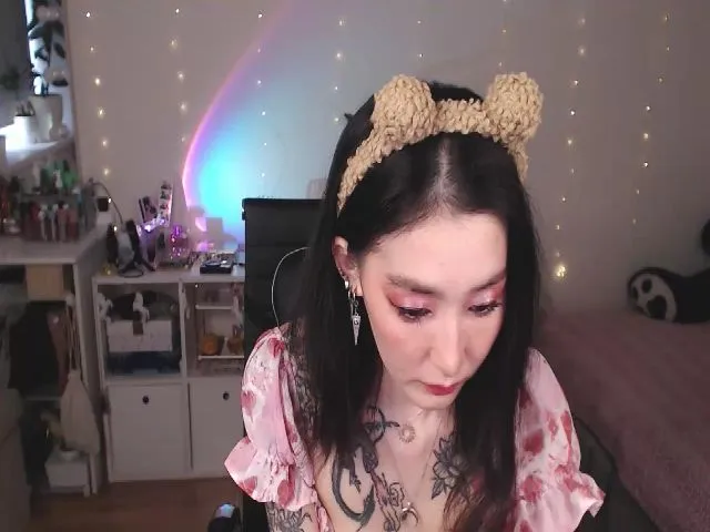 Live sex webcam photo for KellyAsian #272966934