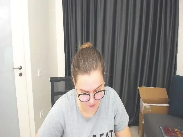 Live sex webcam photo for KellyKleine #271884316