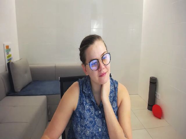 Live sex webcam photo for KellyKleine #272069937