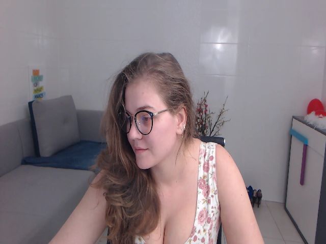 Live sex webcam photo for KellyKleine #272530508