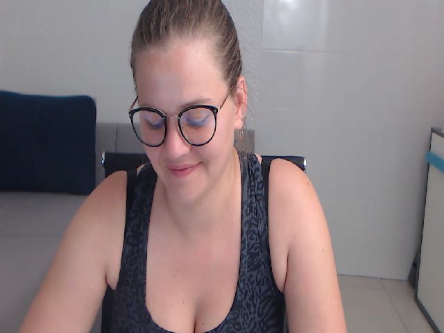 Live sex webcam photo for KellyKleine #273768044