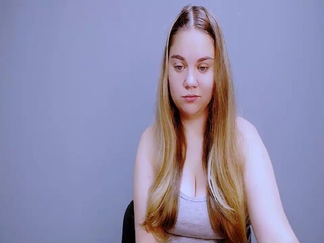 Live sex webcam photo for KenzieX_ #273987476