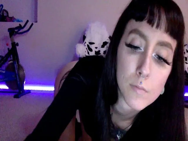 Live sex webcam photo for KewpeaSnow #272873677