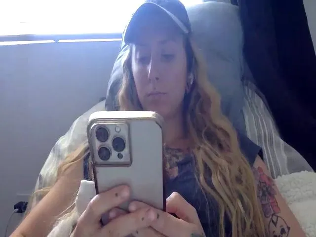 Live sex webcam photo for KewpeaSnow #274607569