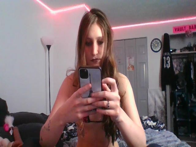 Live sex webcam photo for Kezzlovesyou #272254487