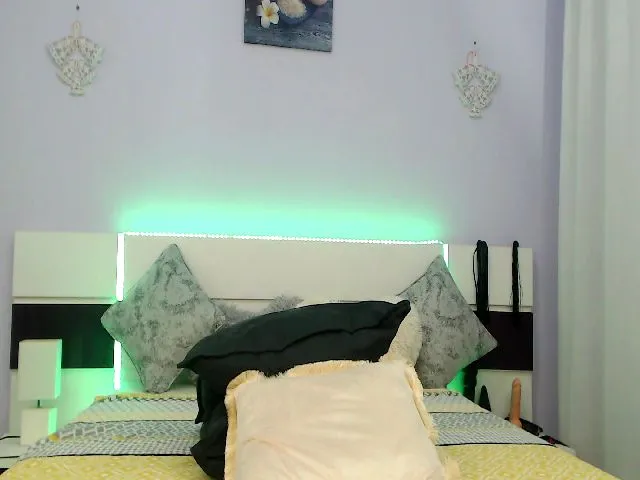Live sex webcam photo for Khaleesy69 #272684914