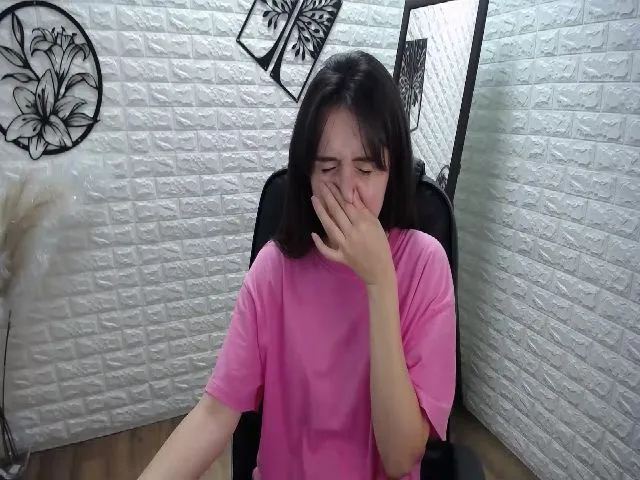 Live sex webcam photo for KikiWeber #273773305