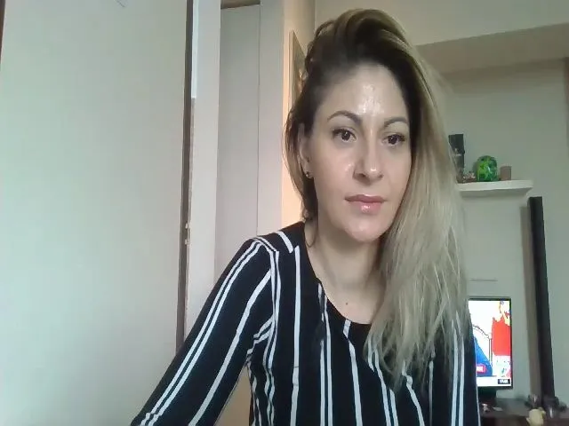 Live sex webcam photo for Kiley5 #272698787