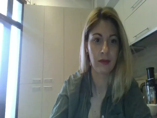 Live sex webcam photo for Kiley5 #272919477