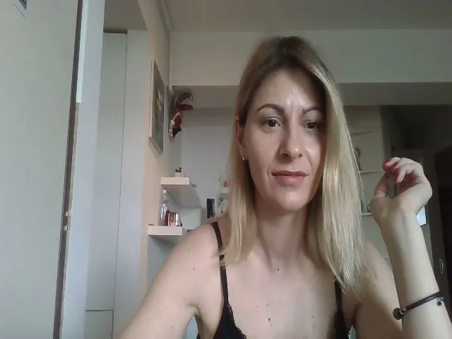 Live sex webcam photo for Kiley5 #273233043