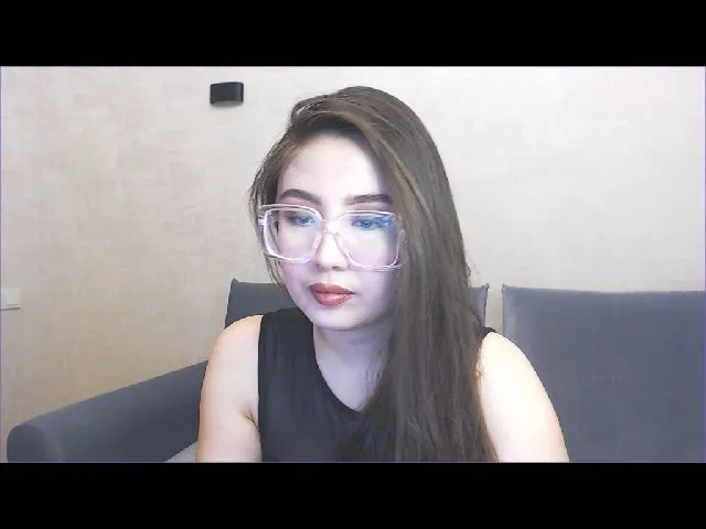 Live sex webcam photo for KimiNei #272959558