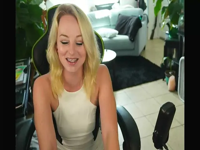 Live sex webcam photo for KinzySuicide #273848960