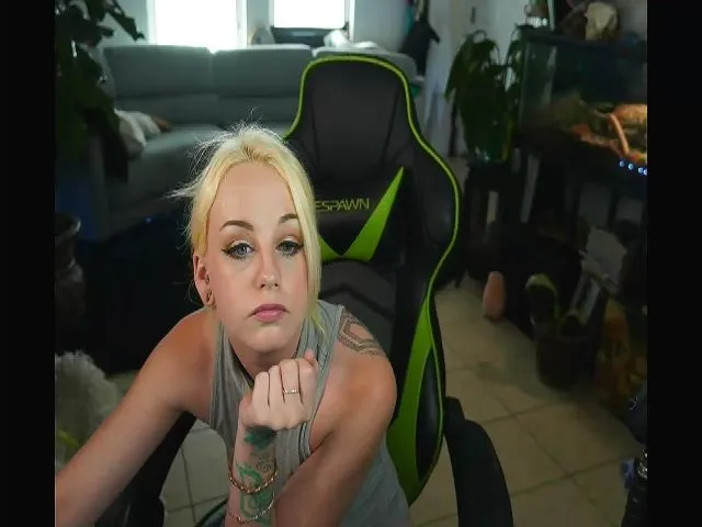 Live sex webcam photo for KinzySuicide #274003997