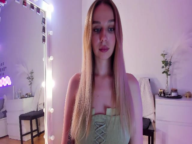 Live sex webcam photo for Kittygirl18 #272517078