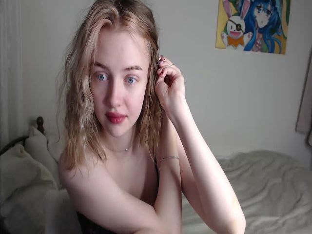 Live sex webcam photo for KrissCherryy #273090643