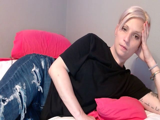 Live sex webcam photo for KylieKane69 #272946277