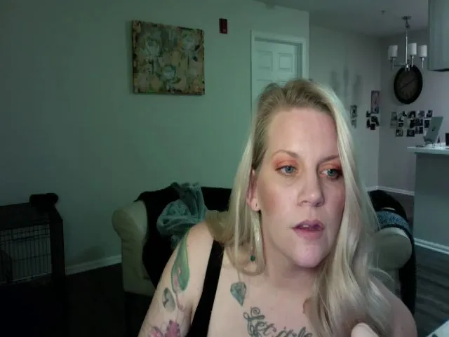 Live sex webcam photo for Lady_Landon #272212415