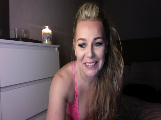 Live sex webcam photo for LaraTomkins #273056466