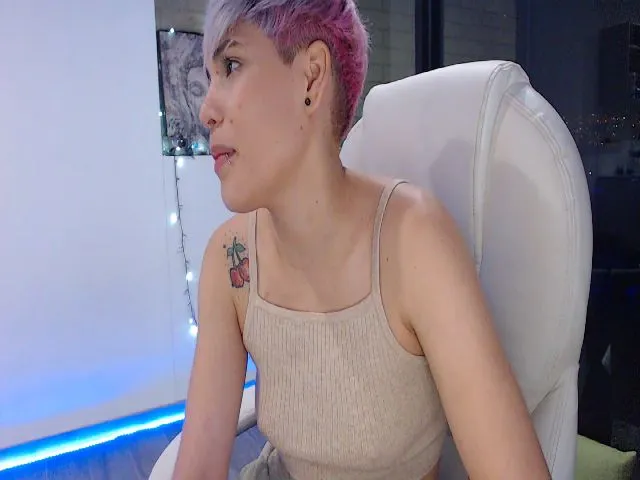 Live sex webcam photo for Laura_R23 #272352346