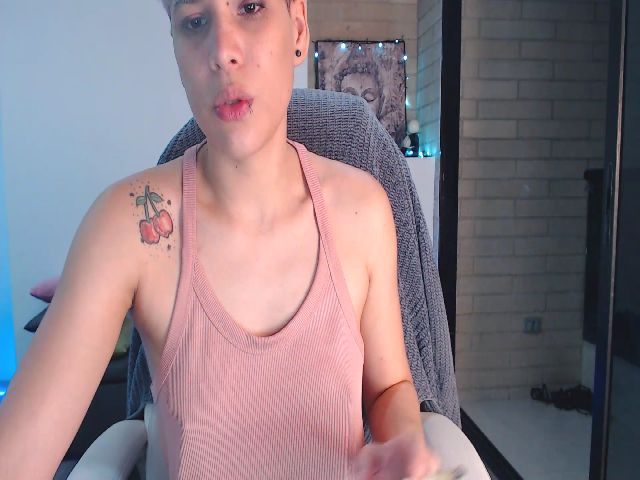 Live sex webcam photo for Laura_R23 #272381559