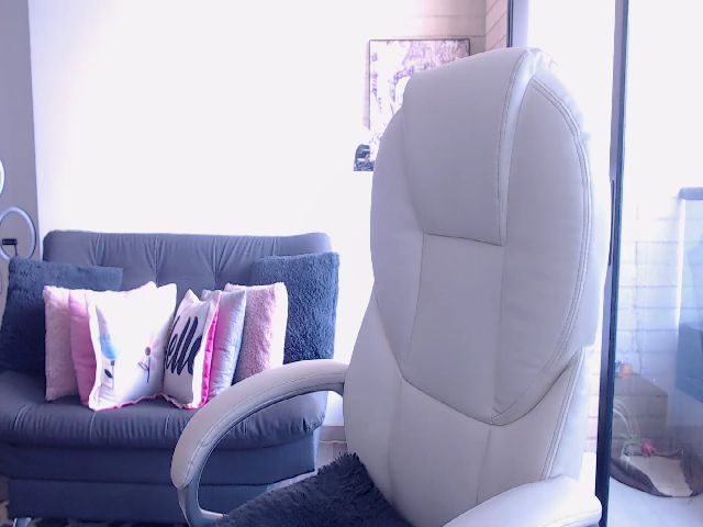 Live sex webcam photo for Laura_R23 #272711922