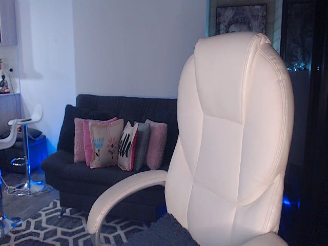 Live sex webcam photo for Laura_R23 #272717317