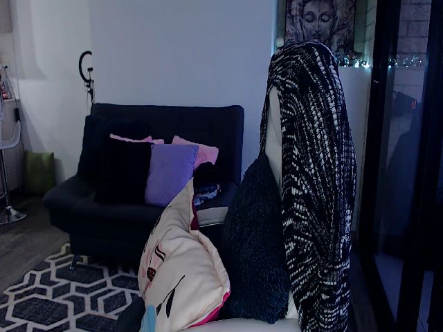 Live sex webcam photo for Laura_R23 #272923274