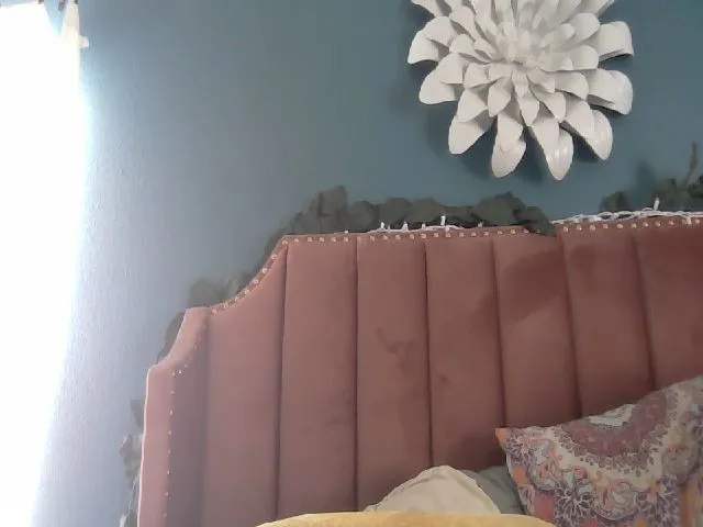 Live sex webcam photo for Laural55 #272390630