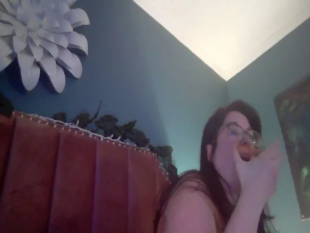 Live sex webcam photo for Laural55 #272429626