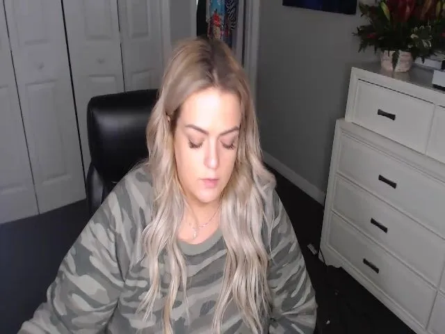 Live sex webcam photo for LaurenSummerz #272451331