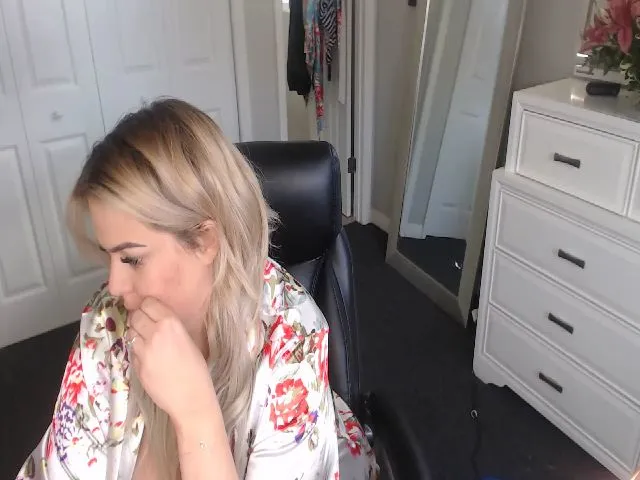 Live sex webcam photo for LaurenSummerz #272500778