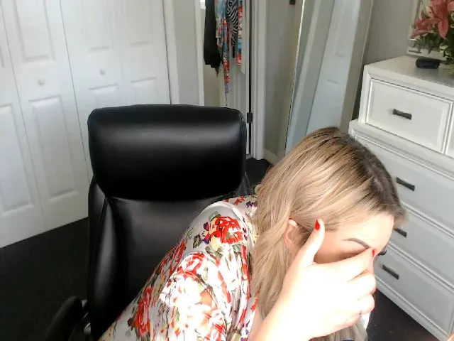 Live sex webcam photo for LaurenSummerz #272500996