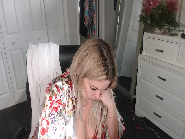 Live sex webcam photo for LaurenSummerz #272527193