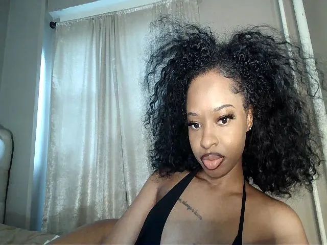 Live sex webcam photo for LaylaLorraine #274019752