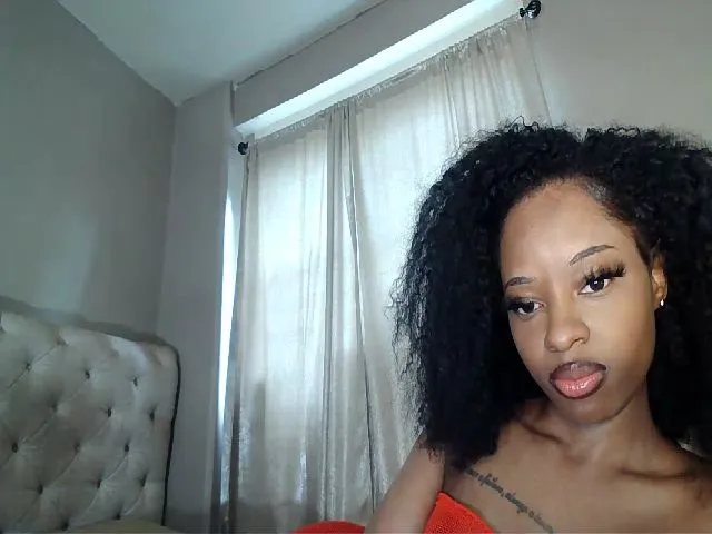 Live sex webcam photo for LaylaLorraine #274353792