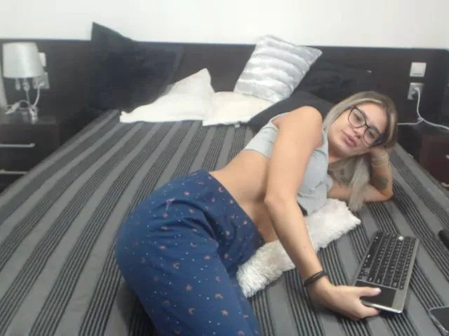 Live sex webcam photo for LeahFox #272863135