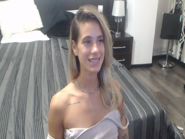 Live sex webcam photo for LeahFox #274318040